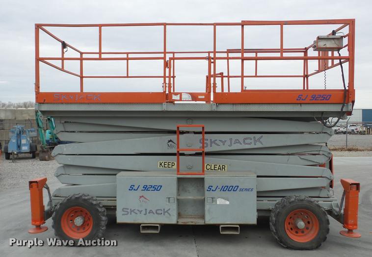 image for item DG9137 2000 Skyjack SJ9250 scissor lift