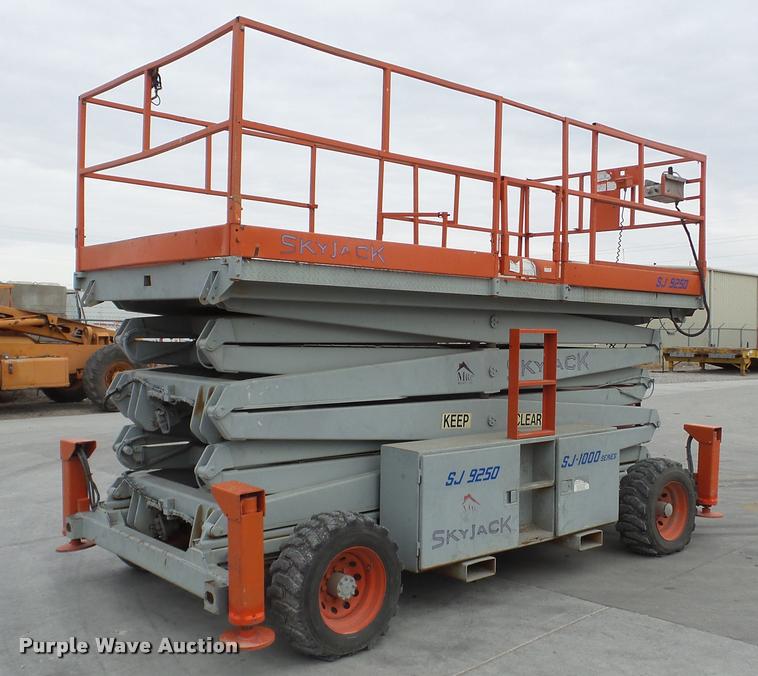 image for item DG9137 2000 Skyjack SJ9250 scissor lift