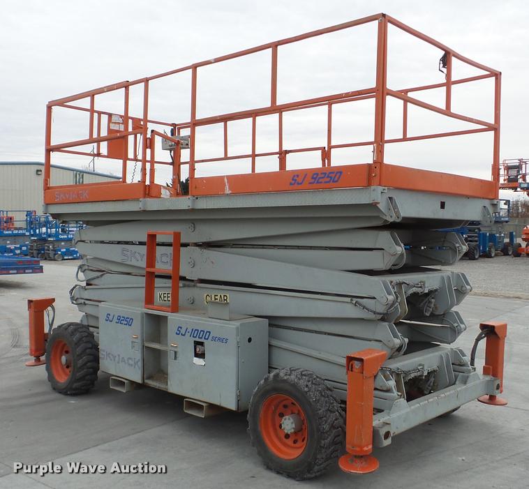 image for item DG9137 2000 Skyjack SJ9250 scissor lift