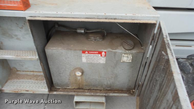 image for item DG9137 2000 Skyjack SJ9250 scissor lift