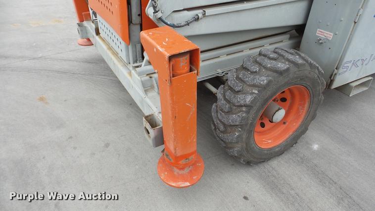 image for item DG9137 2000 Skyjack SJ9250 scissor lift