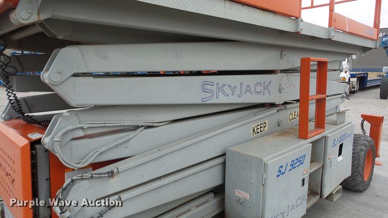 image for item DG9137 2000 Skyjack SJ9250 scissor lift