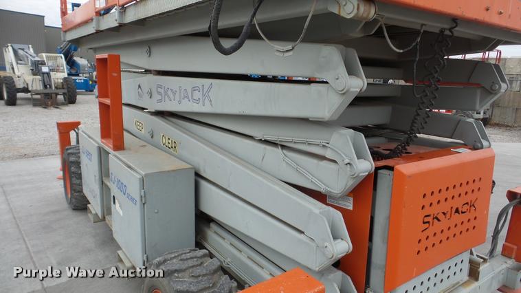 image for item DG9137 2000 Skyjack SJ9250 scissor lift