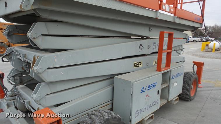 image for item DG9137 2000 Skyjack SJ9250 scissor lift
