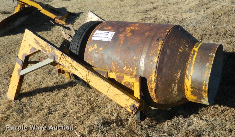 image for item J5018 Concrete mixer