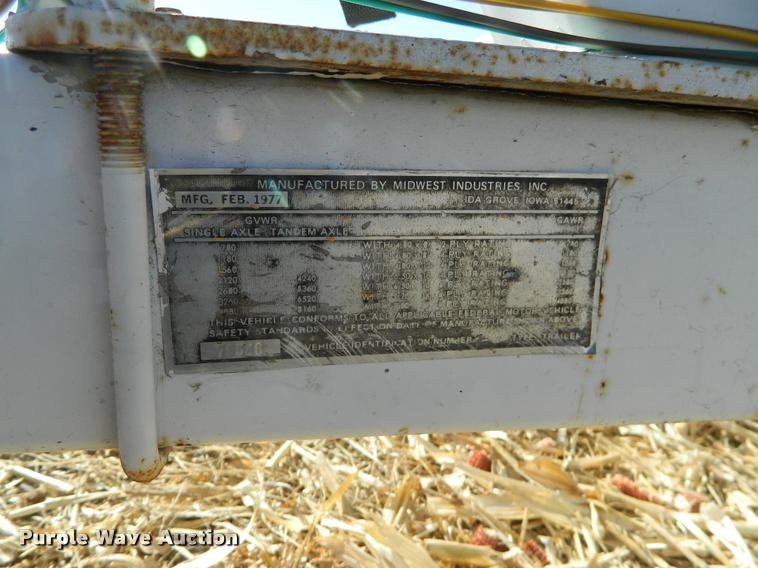 image for item J5050 1977 Larson fiberglass V-bottom boat