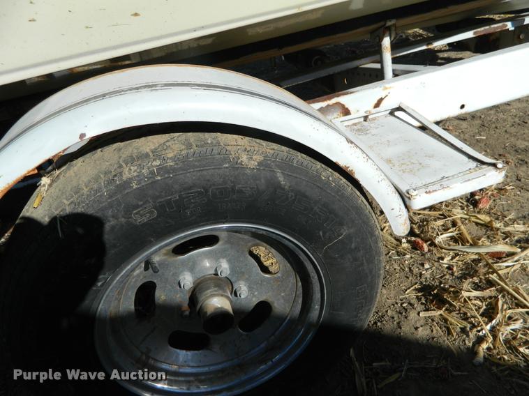 image for item J5050 1977 Larson fiberglass V-bottom boat