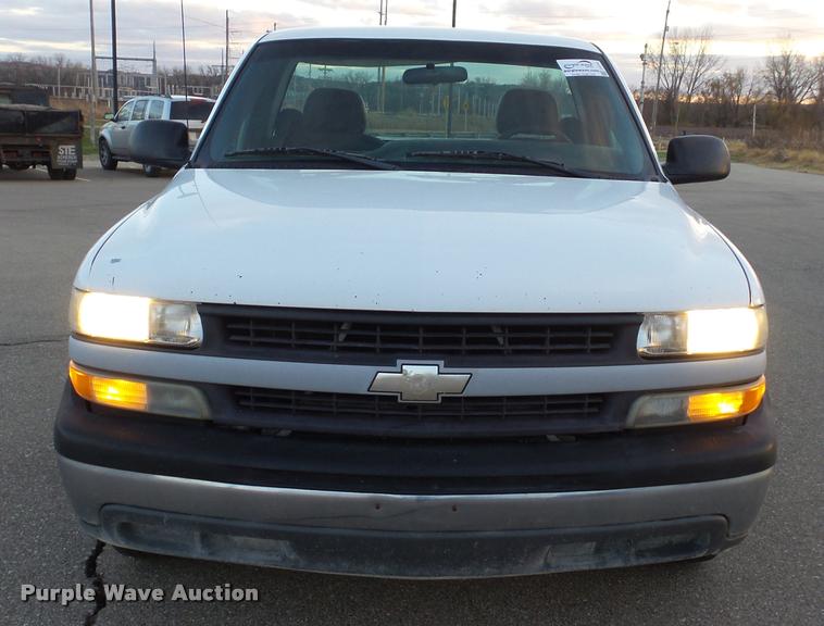 image for item J5714 2002 Chevrolet Silverado 1500 pickup truck