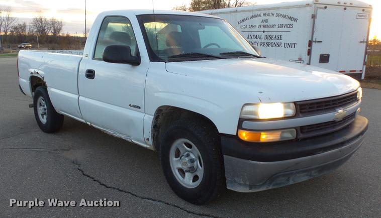 image for item J5714 2002 Chevrolet Silverado 1500 pickup truck