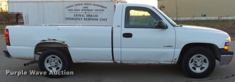 image for item J5714 2002 Chevrolet Silverado 1500 pickup truck