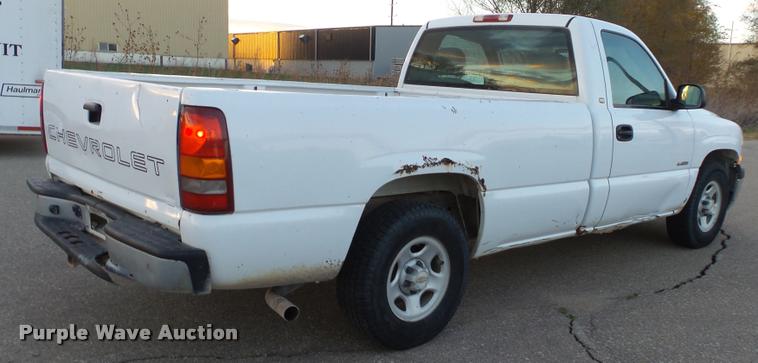 image for item J5714 2002 Chevrolet Silverado 1500 pickup truck