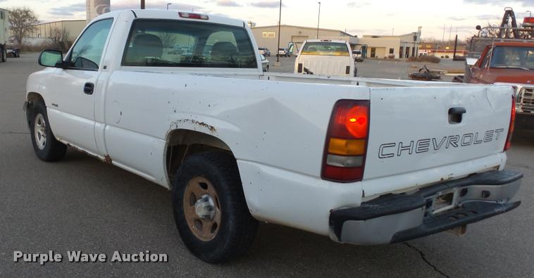 image for item J5714 2002 Chevrolet Silverado 1500 pickup truck
