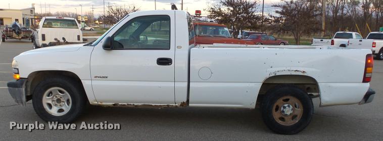 image for item J5714 2002 Chevrolet Silverado 1500 pickup truck