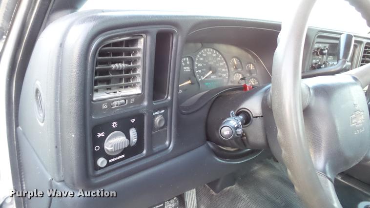 image for item J5714 2002 Chevrolet Silverado 1500 pickup truck