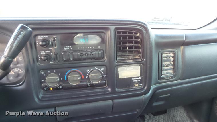 image for item J5714 2002 Chevrolet Silverado 1500 pickup truck