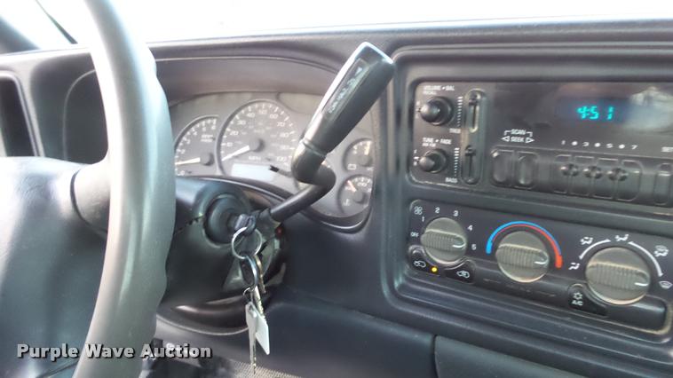 image for item J5714 2002 Chevrolet Silverado 1500 pickup truck