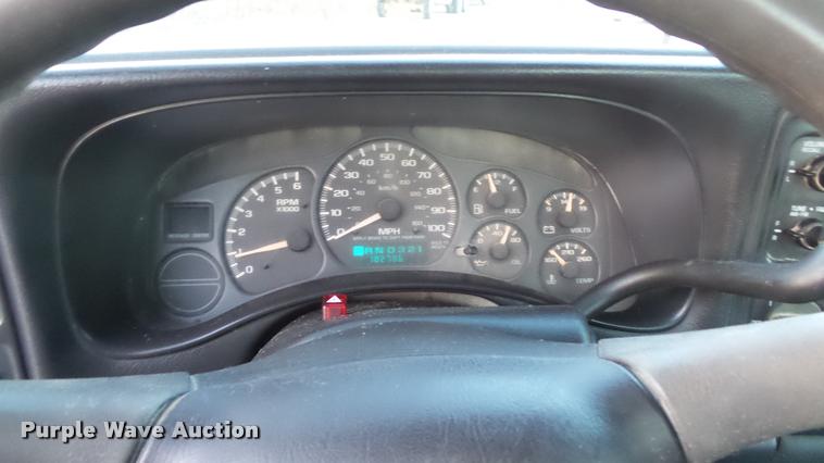 image for item J5714 2002 Chevrolet Silverado 1500 pickup truck