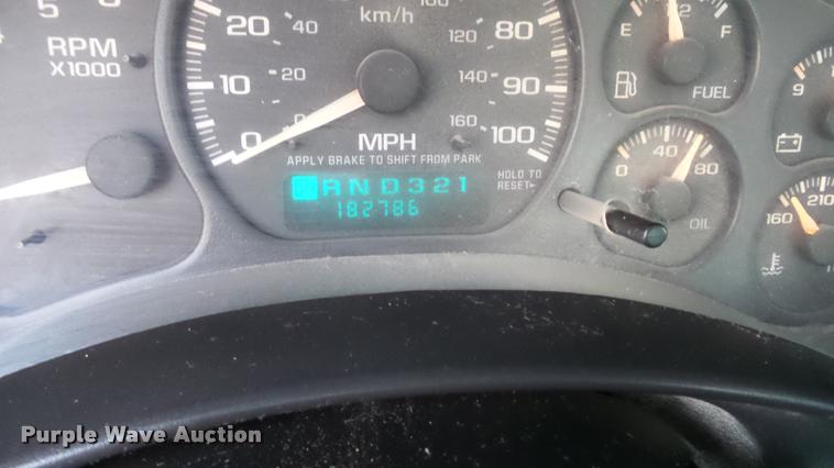 image for item J5714 2002 Chevrolet Silverado 1500 pickup truck