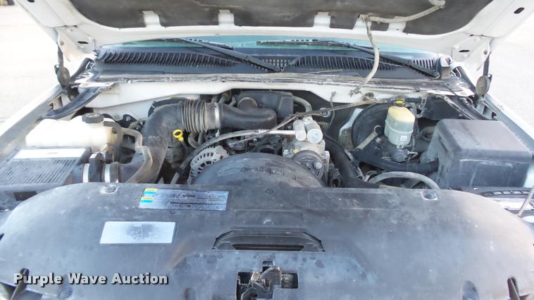 image for item J5714 2002 Chevrolet Silverado 1500 pickup truck