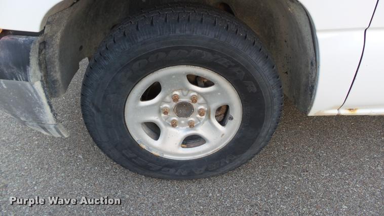 image for item J5714 2002 Chevrolet Silverado 1500 pickup truck