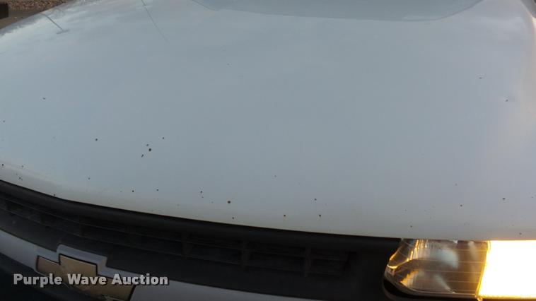 image for item J5714 2002 Chevrolet Silverado 1500 pickup truck