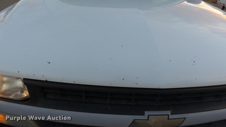 image for item J5714 2002 Chevrolet Silverado 1500 pickup truck