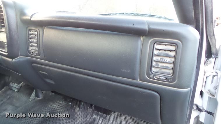 image for item J5714 2002 Chevrolet Silverado 1500 pickup truck