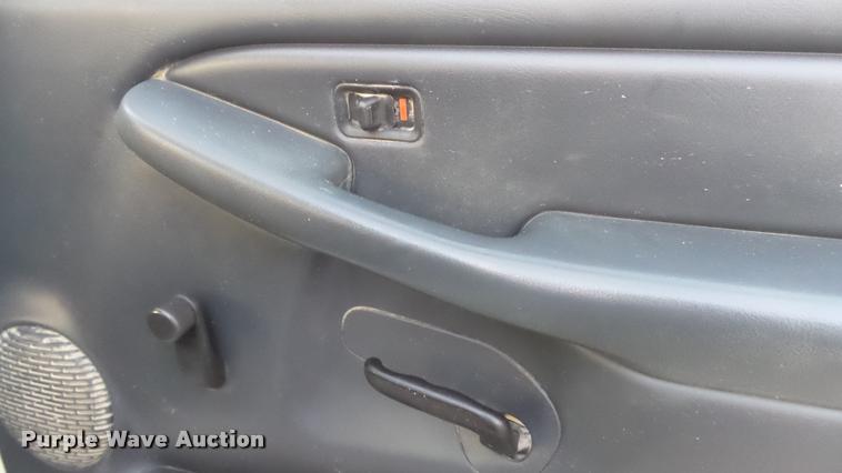 image for item J5714 2002 Chevrolet Silverado 1500 pickup truck