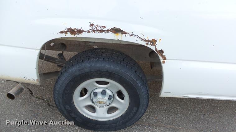 image for item J5714 2002 Chevrolet Silverado 1500 pickup truck