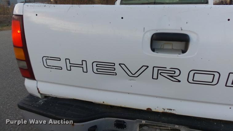 image for item J5714 2002 Chevrolet Silverado 1500 pickup truck