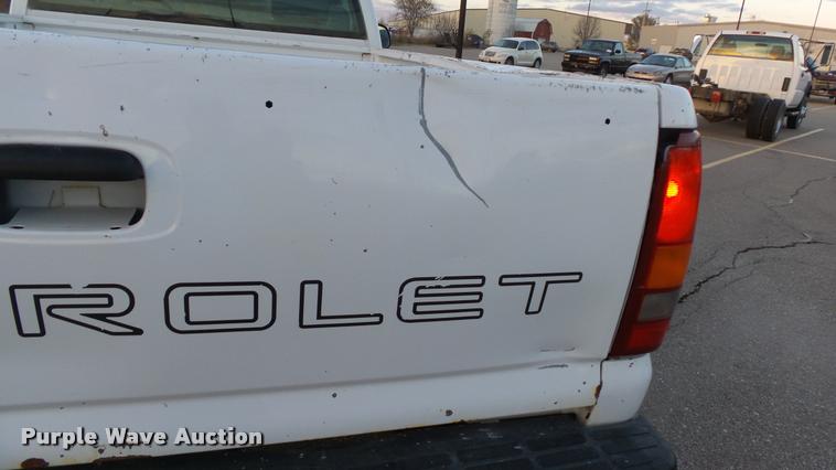 image for item J5714 2002 Chevrolet Silverado 1500 pickup truck