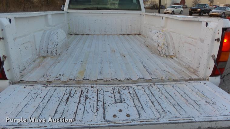 image for item J5714 2002 Chevrolet Silverado 1500 pickup truck