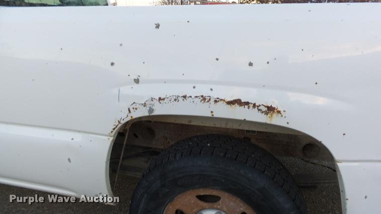 image for item J5714 2002 Chevrolet Silverado 1500 pickup truck