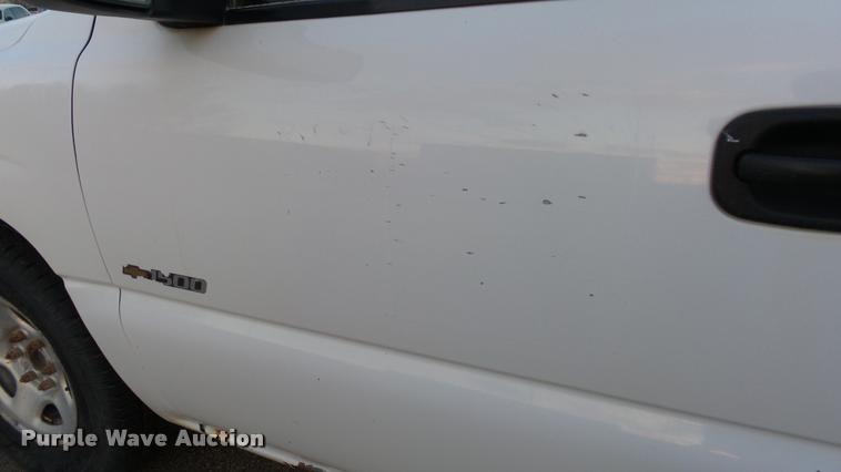 image for item J5714 2002 Chevrolet Silverado 1500 pickup truck