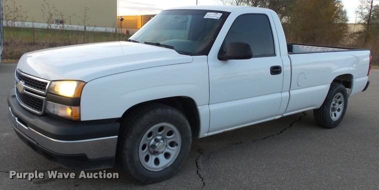 image for item J5715 2007 Chevrolet Silverado Classic 1500 pickup truck