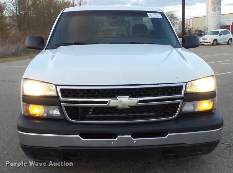 image for item J5715 2007 Chevrolet Silverado Classic 1500 pickup truck