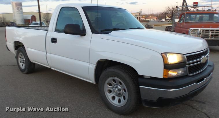 image for item J5715 2007 Chevrolet Silverado Classic 1500 pickup truck