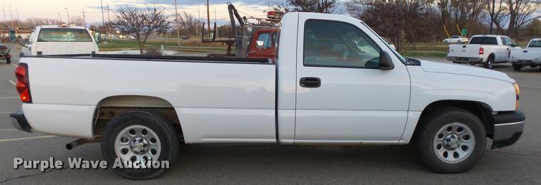 image for item J5715 2007 Chevrolet Silverado Classic 1500 pickup truck