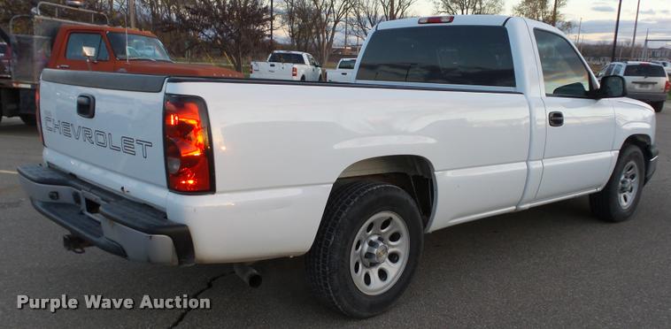 image for item J5715 2007 Chevrolet Silverado Classic 1500 pickup truck