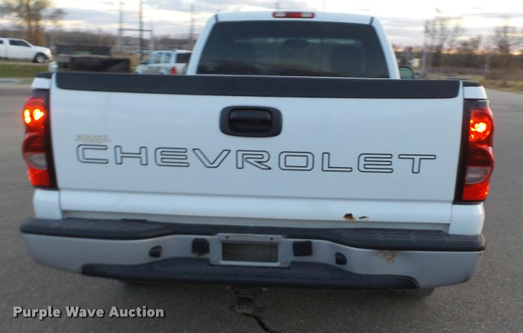 image for item J5715 2007 Chevrolet Silverado Classic 1500 pickup truck