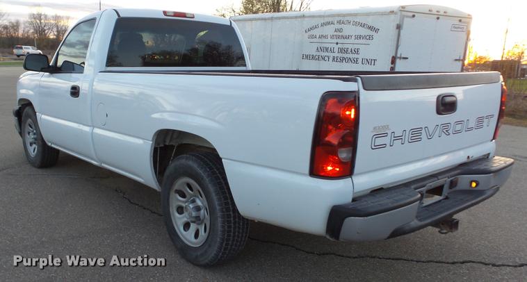 image for item J5715 2007 Chevrolet Silverado Classic 1500 pickup truck