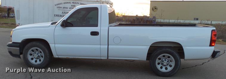 image for item J5715 2007 Chevrolet Silverado Classic 1500 pickup truck
