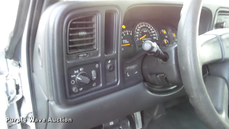 image for item J5715 2007 Chevrolet Silverado Classic 1500 pickup truck