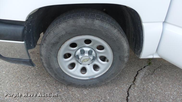 image for item J5715 2007 Chevrolet Silverado Classic 1500 pickup truck