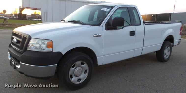 image for item J5718 2005 Ford F150 XL pickup truck
