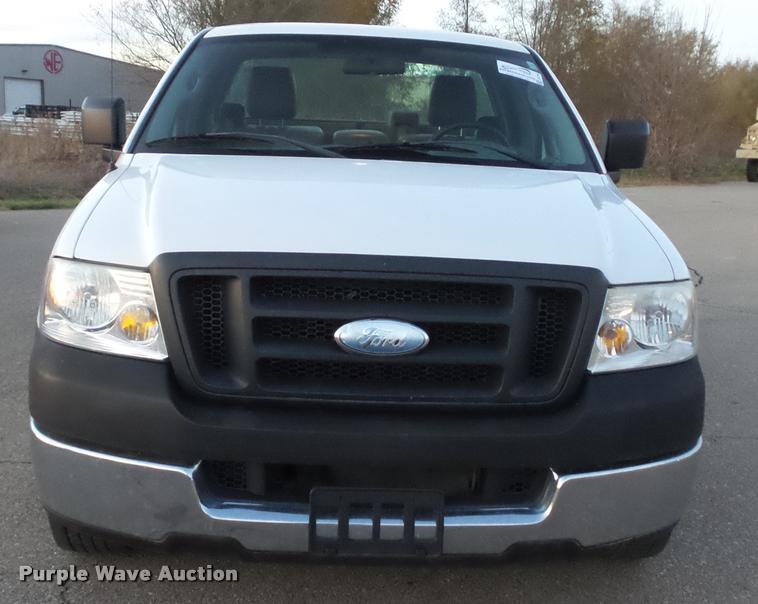 image for item J5718 2005 Ford F150 XL pickup truck