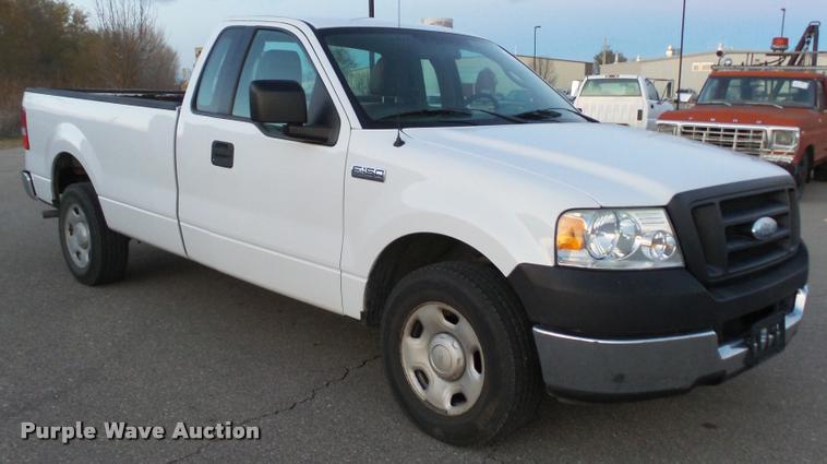 image for item J5718 2005 Ford F150 XL pickup truck