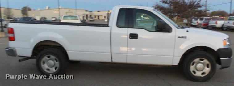 image for item J5718 2005 Ford F150 XL pickup truck