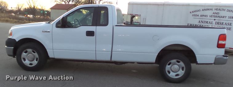 image for item J5718 2005 Ford F150 XL pickup truck