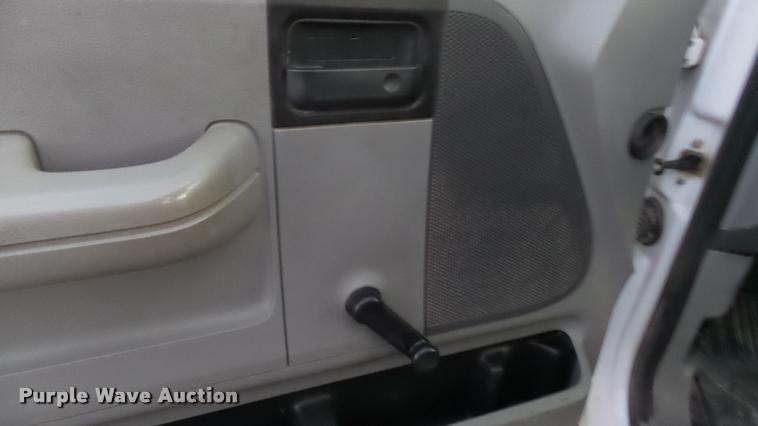 image for item J5718 2005 Ford F150 XL pickup truck